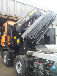 GRUE PALFINGER EN COURS DE POSE SUR CHASSIS